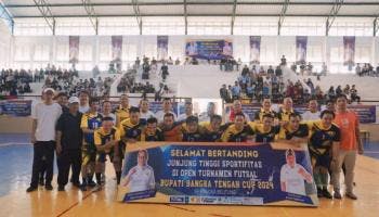 BANGKA TENGAH, BANGKATERKINI - Pembukaan Turnamen Futsal Bupati Bangka Tengah Cup 2024 antara Jurnalis All Star N Legend VS Forkopimda,