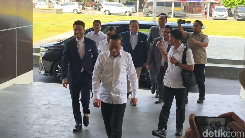 Jokowi Diperiksa di Solo: Ijazah Disita, 45 Pertanyaan!
