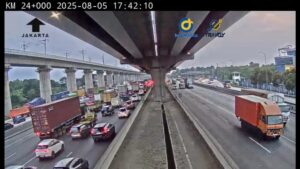 Adu Banteng Brio vs Truk! Tol Japek Macet Parah