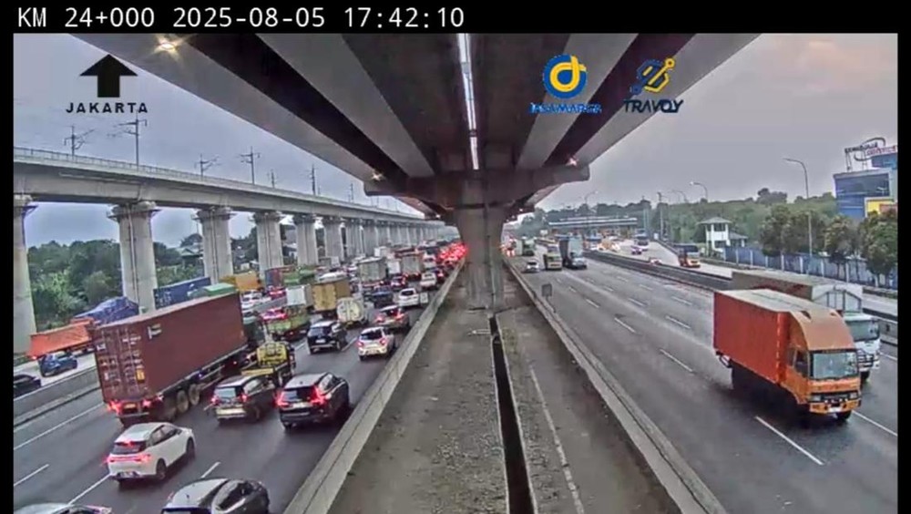 Adu Banteng Brio vs Truk! Tol Japek Macet Parah