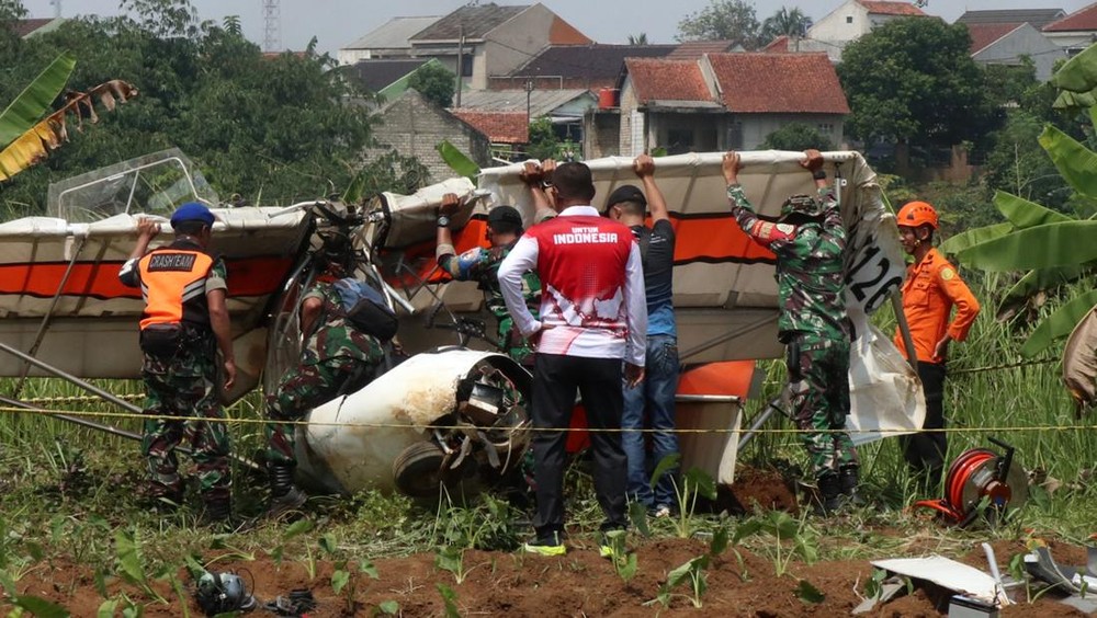 Pilot Selamatkan Warga, Pesawat Jatuh di Bogor!