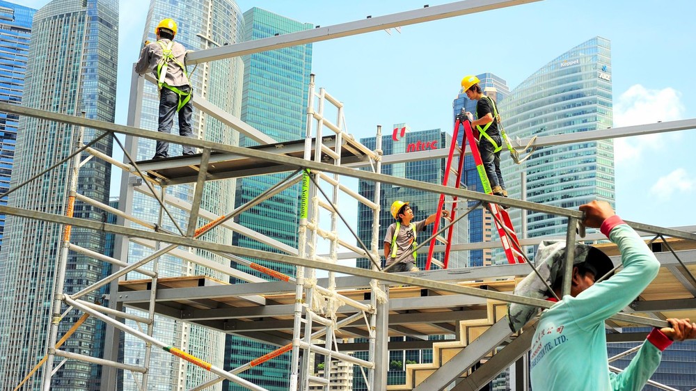 Dipuji Lalu Dilupakan? Ironi Pekerja Migran Singapura