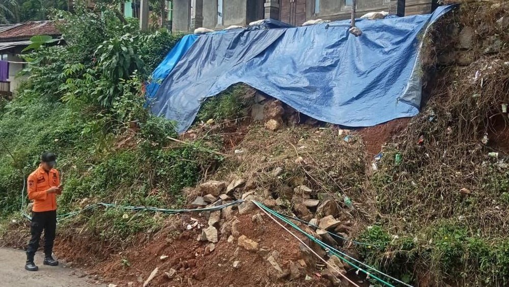 Angin Kencang dan Longsor Terjang Nanggung Bogor, Belasan Rumah Rusak