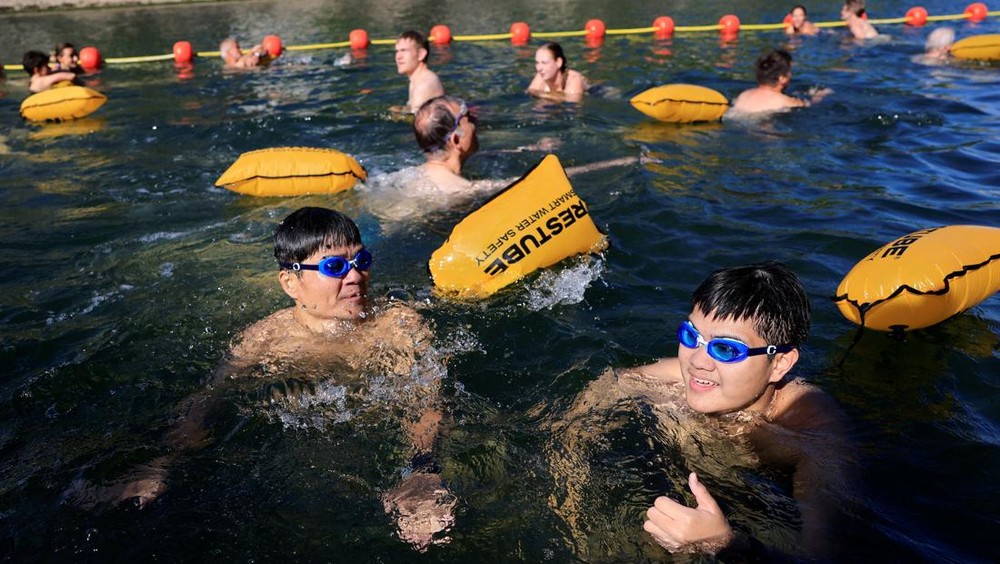 Paris Memanas, Warga Serbu Sungai Seine