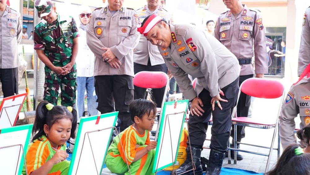Wakapolri Semangati Anak-anak Lewat Bakti Sosial
