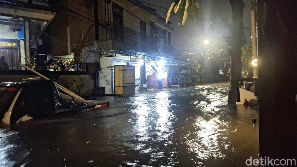 Denpasar Diterjang Banjir, Bangunan Ambruk Akibat Hujan Deras