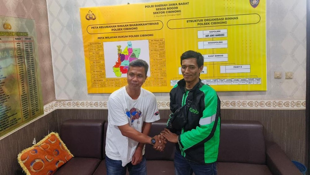 Pengemudi Mobil Pukul Ojol di Bogor Berujung Damai