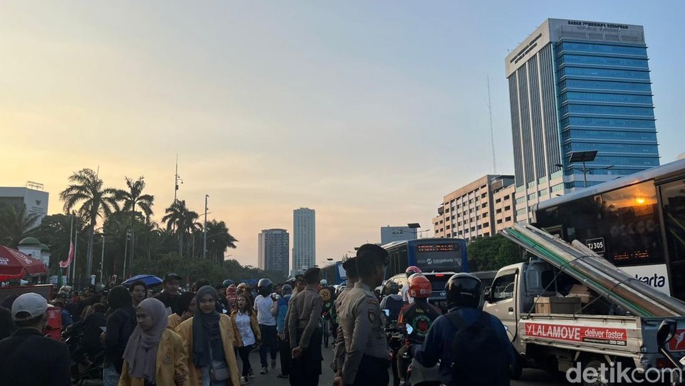 Aksi Unjuk Rasa di DPR, Lalu Lintas Gatot Subroto Macet