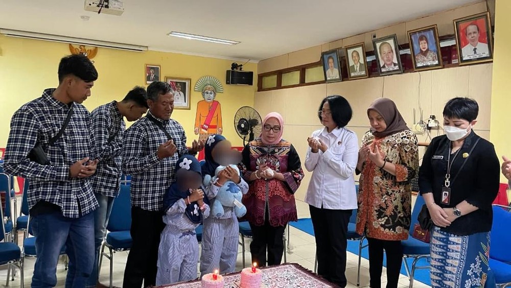 Bangkaterkini.id, Pertemuan Haru Bocah Korban Kekerasan dengan Ayah Kandung