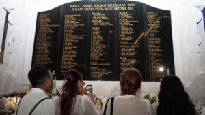 Bangkaterkini.id, Denpasar - Dua puluh tiga tahun berlalu sejak tragedi Bom Bali mengguncang dunia, warga Bali dan wisatawan mancanegara berkumpul di Monumen Kemanusiaan untuk mengenang para korban. Suasana khidmat menyelimuti upacara peringatan yang diisi dengan doa bersama, Senin (13/10/2025).