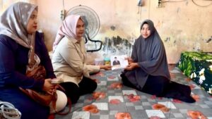 Andre Rosiade Ulurkan Tangan Bantu Ibu Kuli Batu