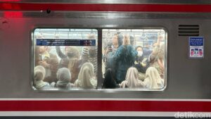 KRL Rangkasbitung Terhambat, Penumpang Keluhkan Keterlambatan