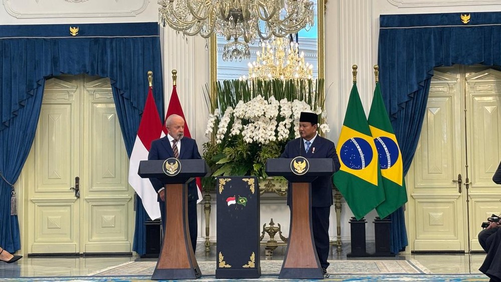 Presiden Brasil Hadiahi Prabowo Jersey Nomor Keberuntungan