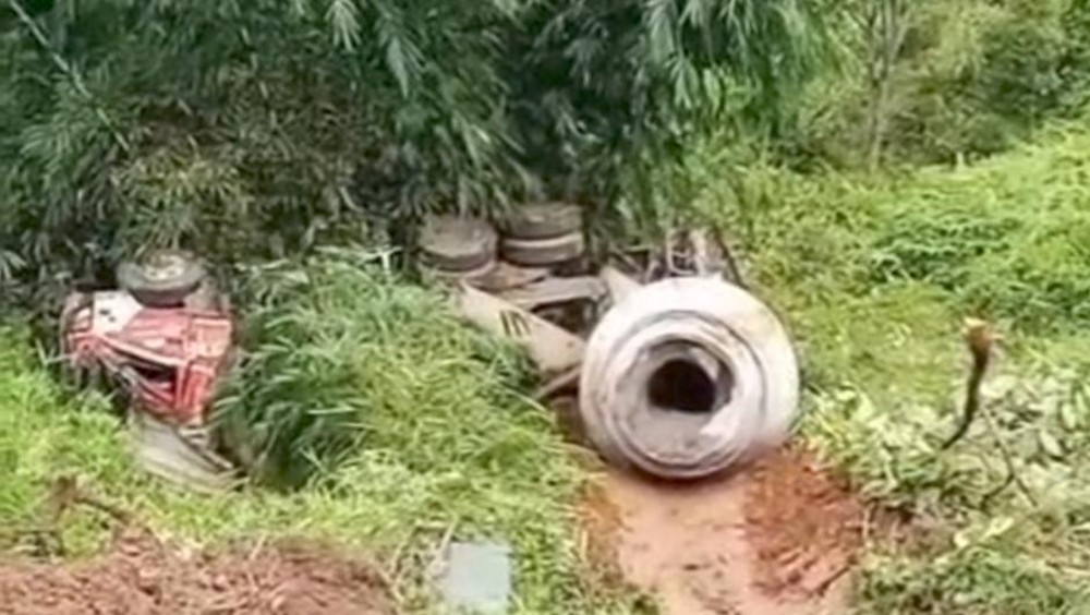 Truk Molen Terjun ke Jurang di Bogor, Sopir Terluka