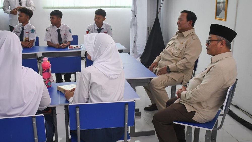Prabowo Ikut Belajar di Kelas Saat Luncurkan Smartboard
