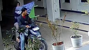 Duo Maling Kotak Amal Beraksi di Depok Terekam CCTV