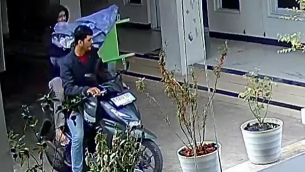 Duo Maling Kotak Amal Beraksi di Depok Terekam CCTV