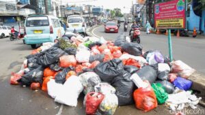 Gunungan Sampah Hantui Ciputat Lagi