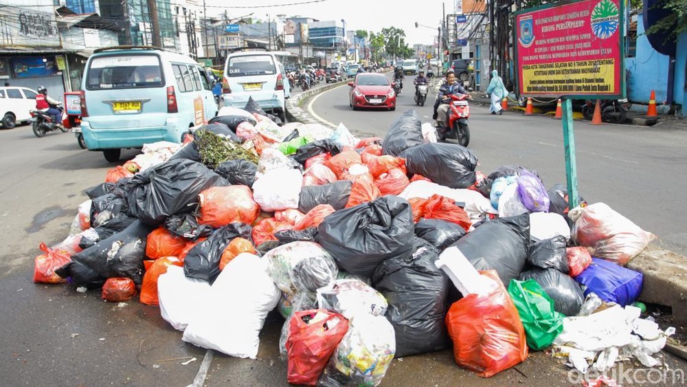 Gunungan Sampah Hantui Ciputat Lagi
