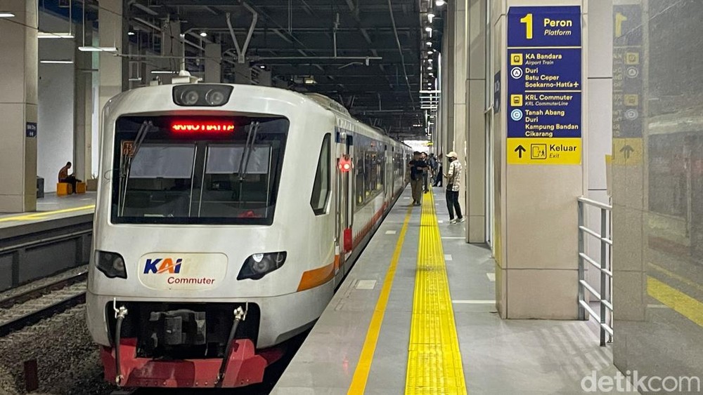Kereta Bandara Tabrak Mobil Jalur KRL Terbatas
