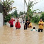 Bangkaterkini.id, Banjir setinggi 1,5 meter merendam permukiman di Desa Pamarayan, Serang, Banten. Luapan Sungai Susukan dan Cikambuy menjadi penyebab utama bencana yang melanda lima kampung, termasuk Muncel dan Bojong Madang yang sempat terisolasi.
