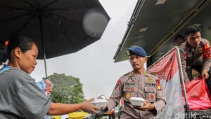 Bantuan Brimob, Dapur Umum untuk Korban Banjir