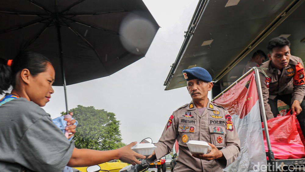 Bantuan Brimob, Dapur Umum untuk Korban Banjir