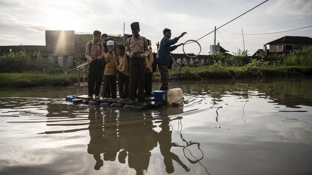Rakit Jadi Tumpuan Warga Semarang Jembatan Putus