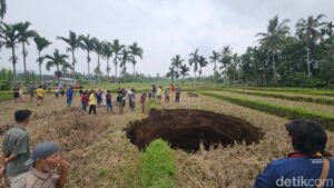 Lubang Raksasa Misterius Gegerkan Sumbar
