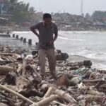 Teluk Labuan Pandeglang Diterjang Sampah Kayu