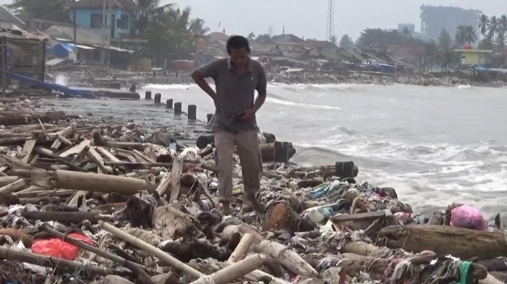 Teluk Labuan Pandeglang Diterjang Sampah Kayu