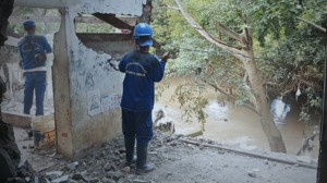 Proyek Normalisasi Ciliwung Lanjut Bangunan Dibongkar