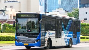 Truk Terguling Lumpuhkan Lalin TransJakarta Jakarta