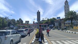 Puncak Bogor Diserbu Kendaraan Lalu Lintas Satu Arah