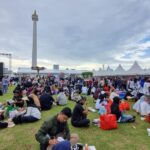 Monas Penuh Warga Berburu Sembako Makanan Gratis