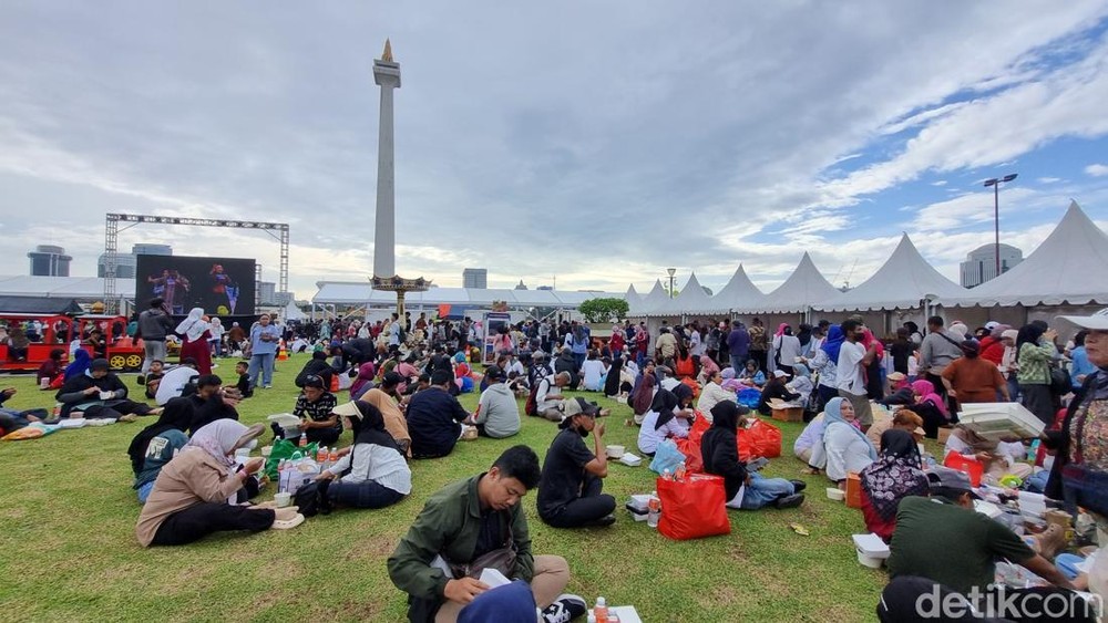 Monas Penuh Warga Berburu Sembako Makanan Gratis