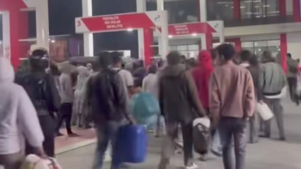 Warga Aceh Serbu SPBU Bawa Jeriken Stok BBM Aman