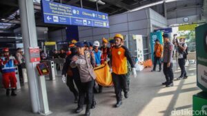 Update Korban Tabrakan Kereta Bekasi 14 Tewas