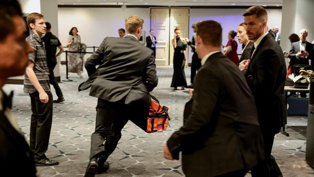 Pengawal Presiden Trump Ditembak Peluru Kenai Pelindung