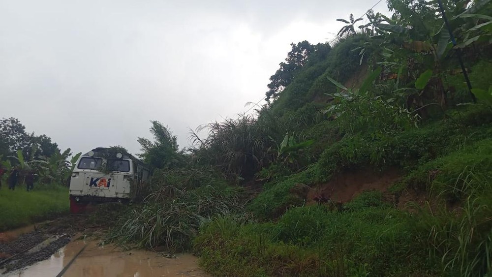Longsor Parah Hentikan Laju KA Ciremai di Bandung