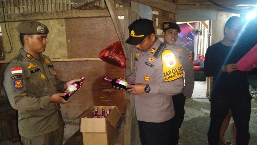 Polisi Sikat Miras Ilegal Klapanunggal Bogor