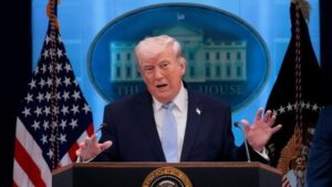 Paspor Amerika Kini Berwajah Trump Edisi Khusus