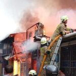 Rumah Jatinegara Terbakar Hebat Asap Mengepul