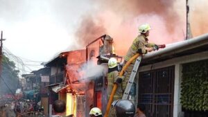 Rumah Jatinegara Terbakar Hebat Asap Mengepul