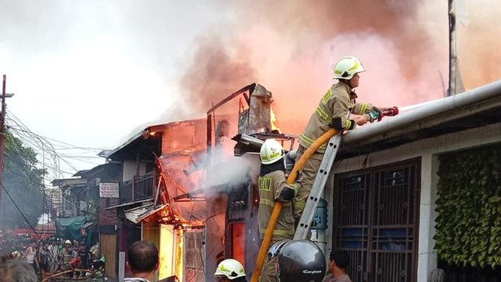 Rumah Jatinegara Terbakar Hebat Asap Mengepul
