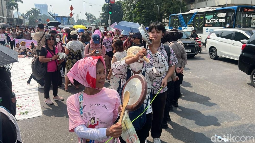 Aksi Panci Pink Guncang Jakarta Tuntut BBM Turun