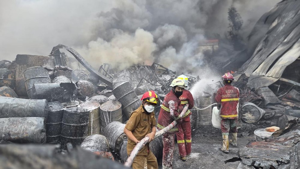 Api Pabrik Sandal King Stone Tangerang Akhirnya Padam