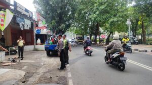 BMW Listrik Ringsek Dikejar Massa Usai Tabrak Motor