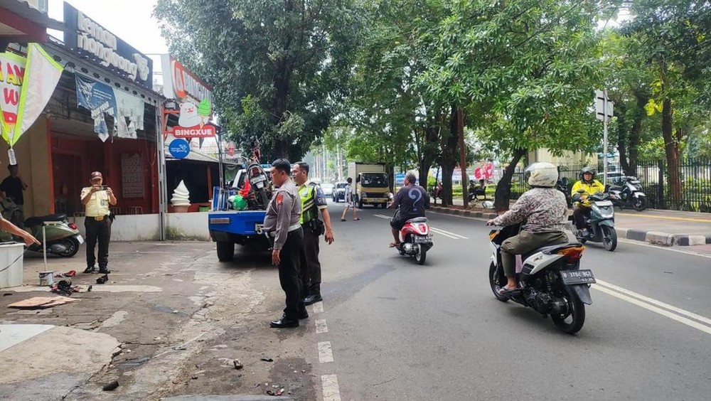 BMW Listrik Ringsek Dikejar Massa Usai Tabrak Motor