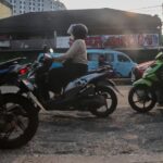 Penderitaan Pengguna Jalan Dewi Sartika Akibat Rusak
